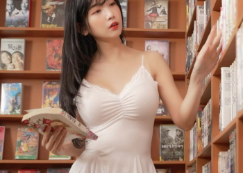 유튜버 이해인 만화방에서 촬영된 일상 사진 속 유튜버 이해인 모습