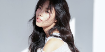 민도희 근황 화보컷에서 자연스러운 분위기를 보여주는 모습