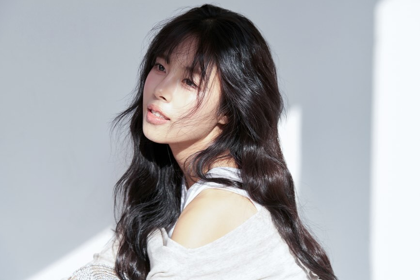 민도희 근황 화보컷에서 자연스러운 분위기를 보여주는 모습