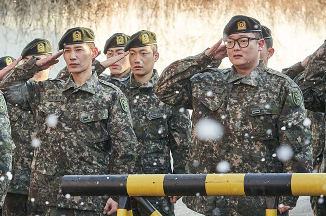 신병 시즌4 기대 속 단체로 경례하는 신병 드라마 군인들 장면