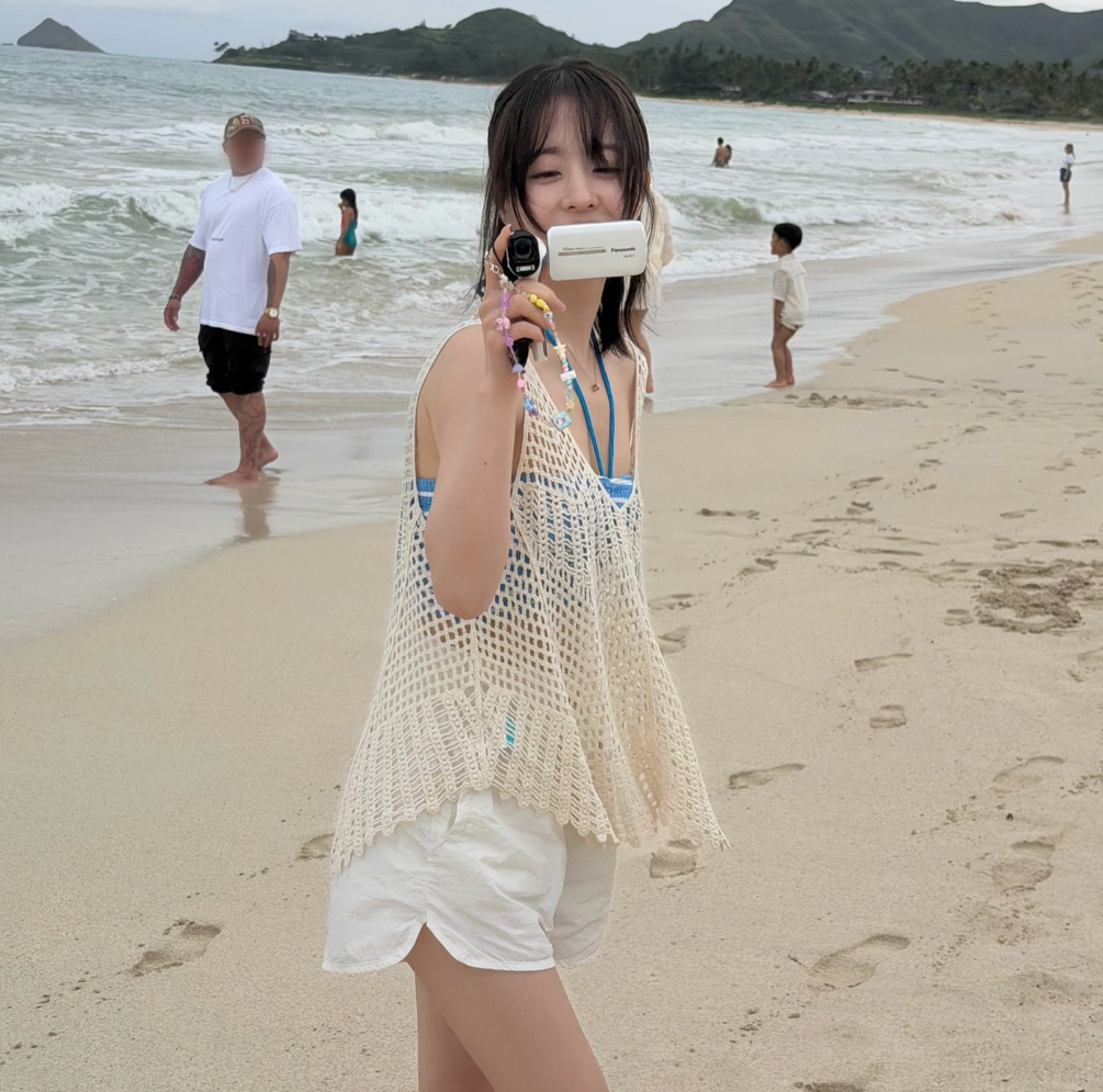 박보영 근황 하와이 해변에서 카메라를 들고 일행을 촬영하는 모습