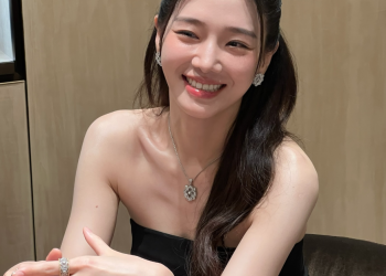 배우 박규영 buccellatimilan 화보 촬영 중 밝게 웃는 모습