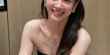 배우 박규영 buccellatimilan 화보 촬영 중 밝게 웃는 모습