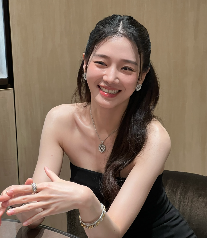 배우 박규영 buccellatimilan 화보 촬영 중 밝게 웃는 모습