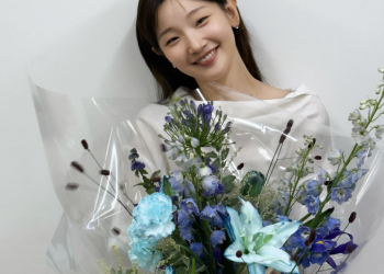 배우 박소담 꽃다발을 안고 밝게 웃는 모습