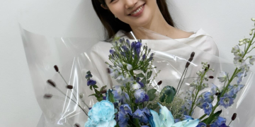 배우 박소담 꽃다발을 안고 밝게 웃는 모습