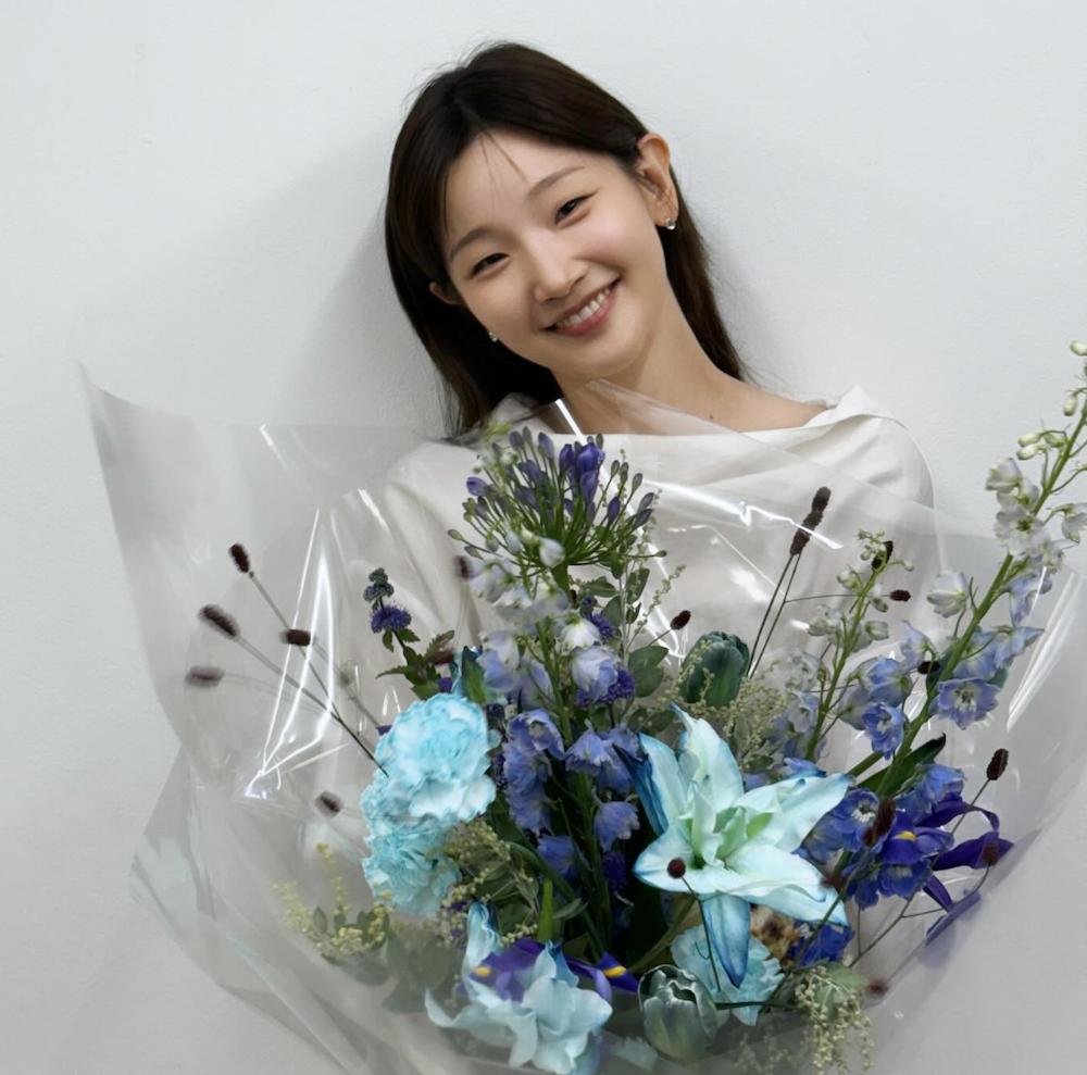 배우 박소담 꽃다발을 안고 밝게 웃는 모습