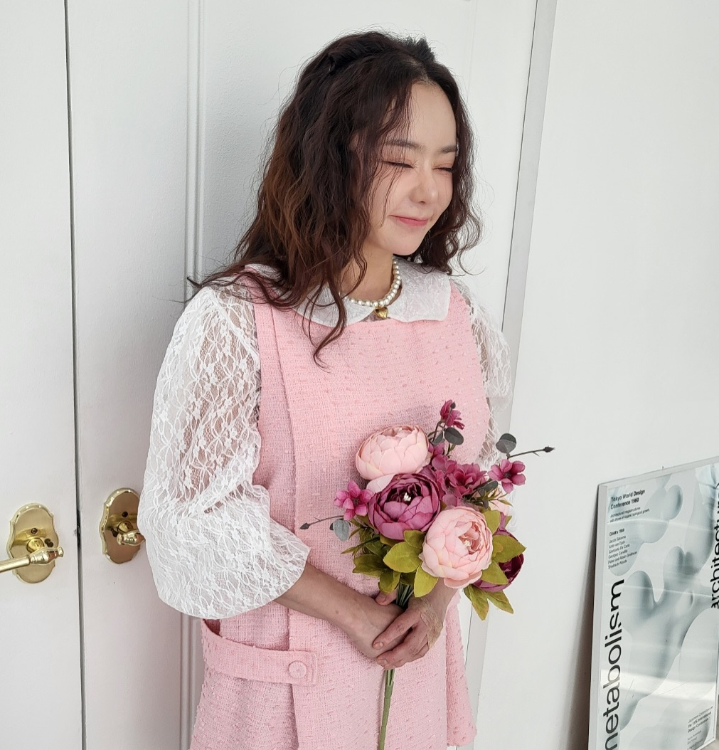 배우 서우 근황 SNS 일상 꽃다발 들고 있는 모습