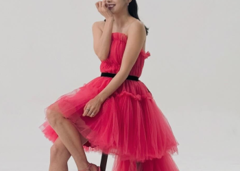 화보 촬영 중인 소이현 레드 드레스 모습