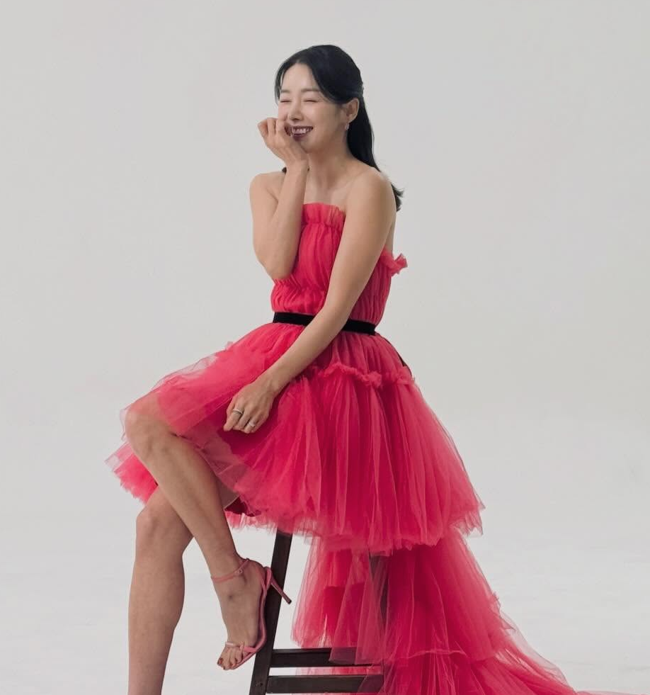 화보 촬영 중인 소이현 레드 드레스 모습