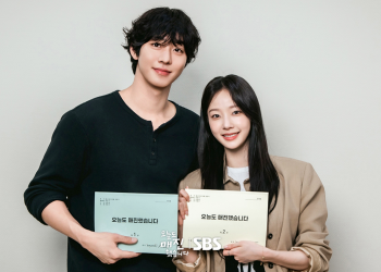 안효섭 채원빈 대본리딩 현장에서 대본을 들고 있는 모습 오늘도 매진했습니다