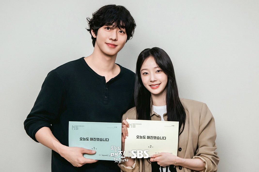 안효섭 채원빈 대본리딩 현장에서 대본을 들고 있는 모습 오늘도 매진했습니다