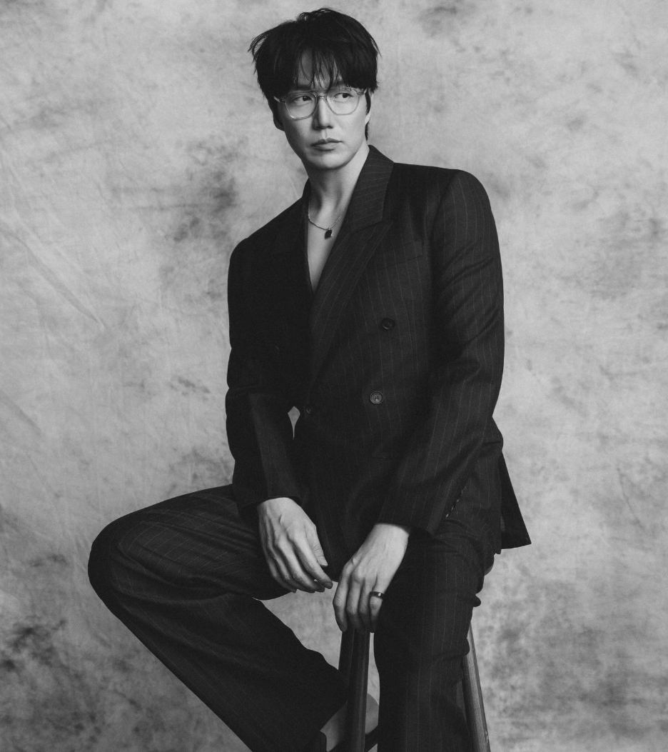 성시경 다이어트 후 슬림한 실루엣이 강조된 블랙 수트 화보 촬영 모습