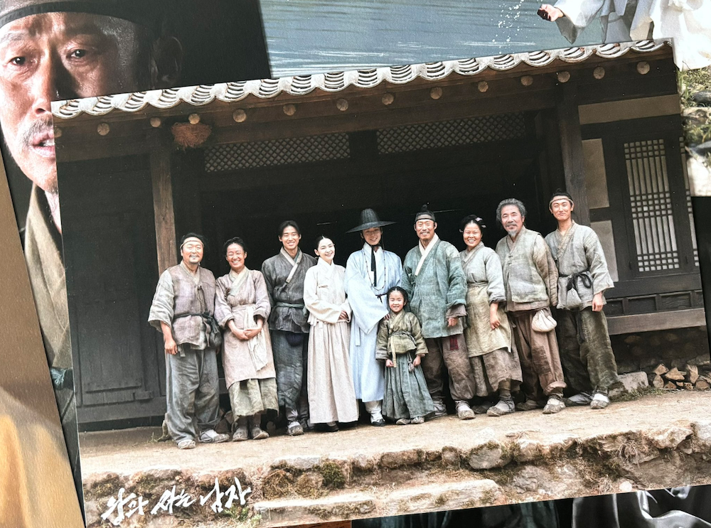 왕사남 순위 상승 속 촬영장에서 출연진이 함께 모여 찍은 단체 사진