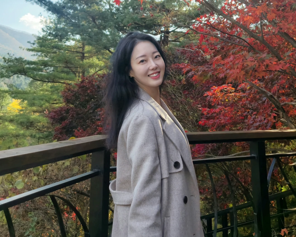 배우 윤다영 가을 산책로에서 자연스럽게 웃고 있는 일상 모습