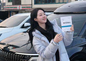 배우 윤다영 드라마 기쁜 우리 좋은 날 대본을 들고 촬영 준비 중인 모습