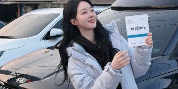 배우 윤다영 드라마 기쁜 우리 좋은 날 대본을 들고 촬영 준비 중인 모습
