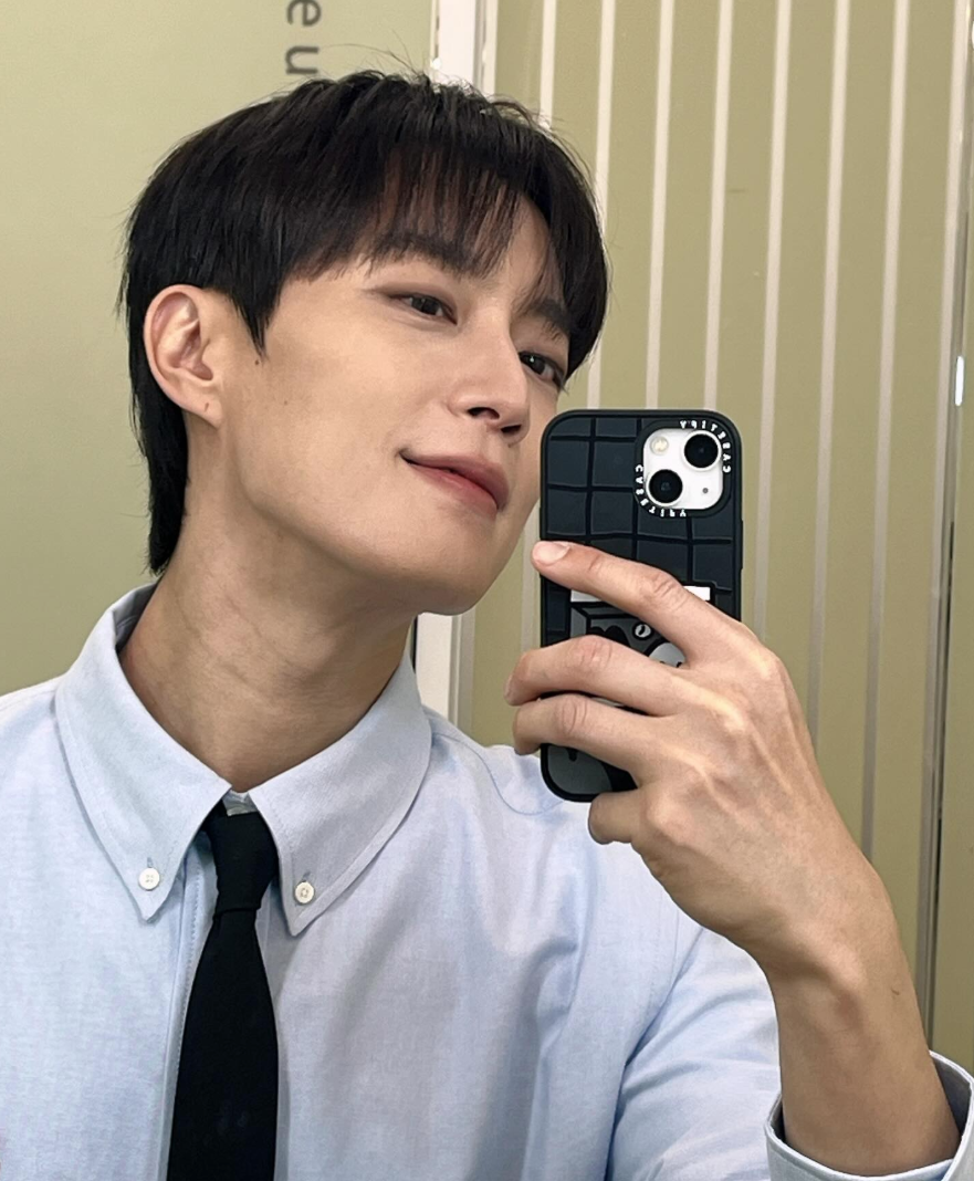 윤두준 근황 SNS 셀카에서 밝은 표정으로 카메라를 보는 모습