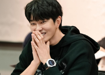 윤균상 드라마 24분의 1 로맨스 대본 리딩 현장에서 웃고 있는 윤균상 모습