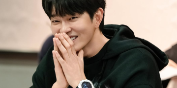 윤균상 드라마 24분의 1 로맨스 대본 리딩 현장에서 웃고 있는 윤균상 모습