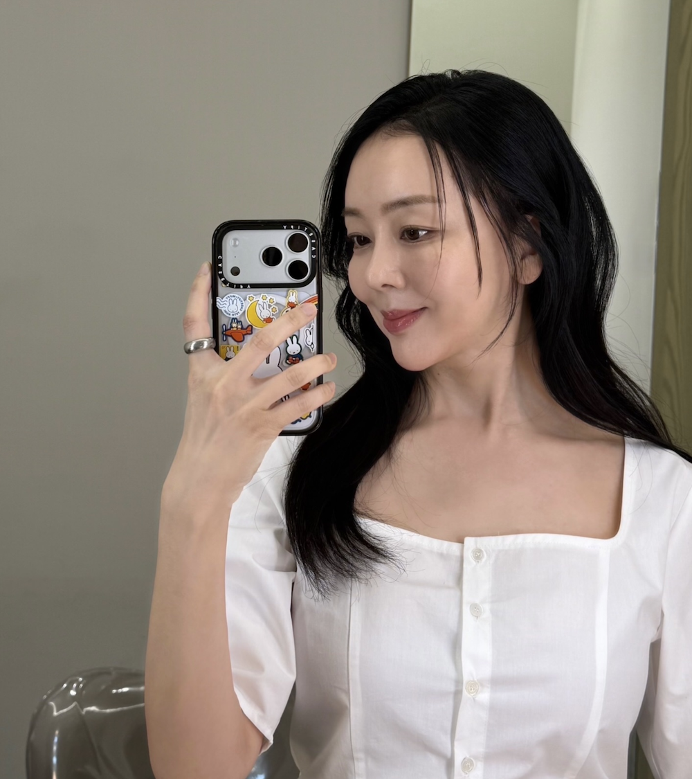 거울 셀카를 찍는 백보람의 최근 모습