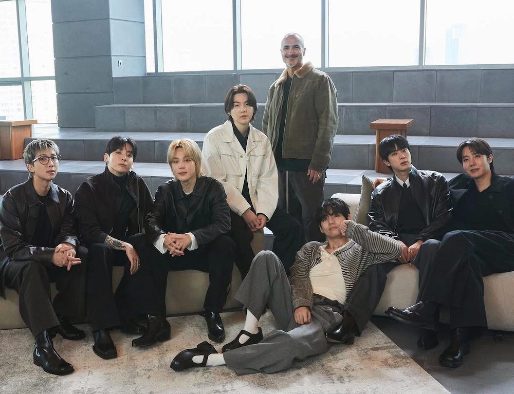 방탄소년단 빌보드 기록 관련 인터뷰 중인 아리랑 앨범 멤버 모습