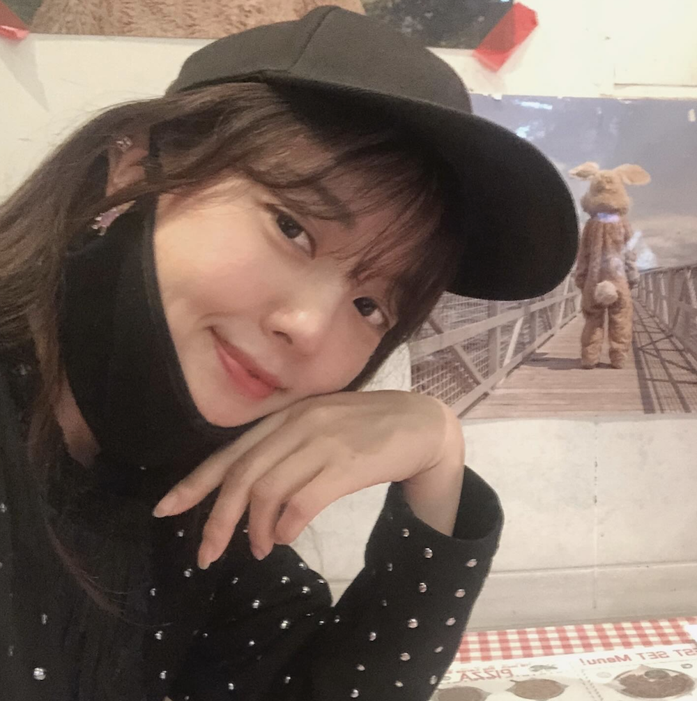 영화 ‘폰’ 그 배우 맞아? 최지연 근황, 여전한 동안 비주얼에 다시 쏠린 시선 | 이슈모어 배우 최지연 근황 모자 쓴 일상 사진