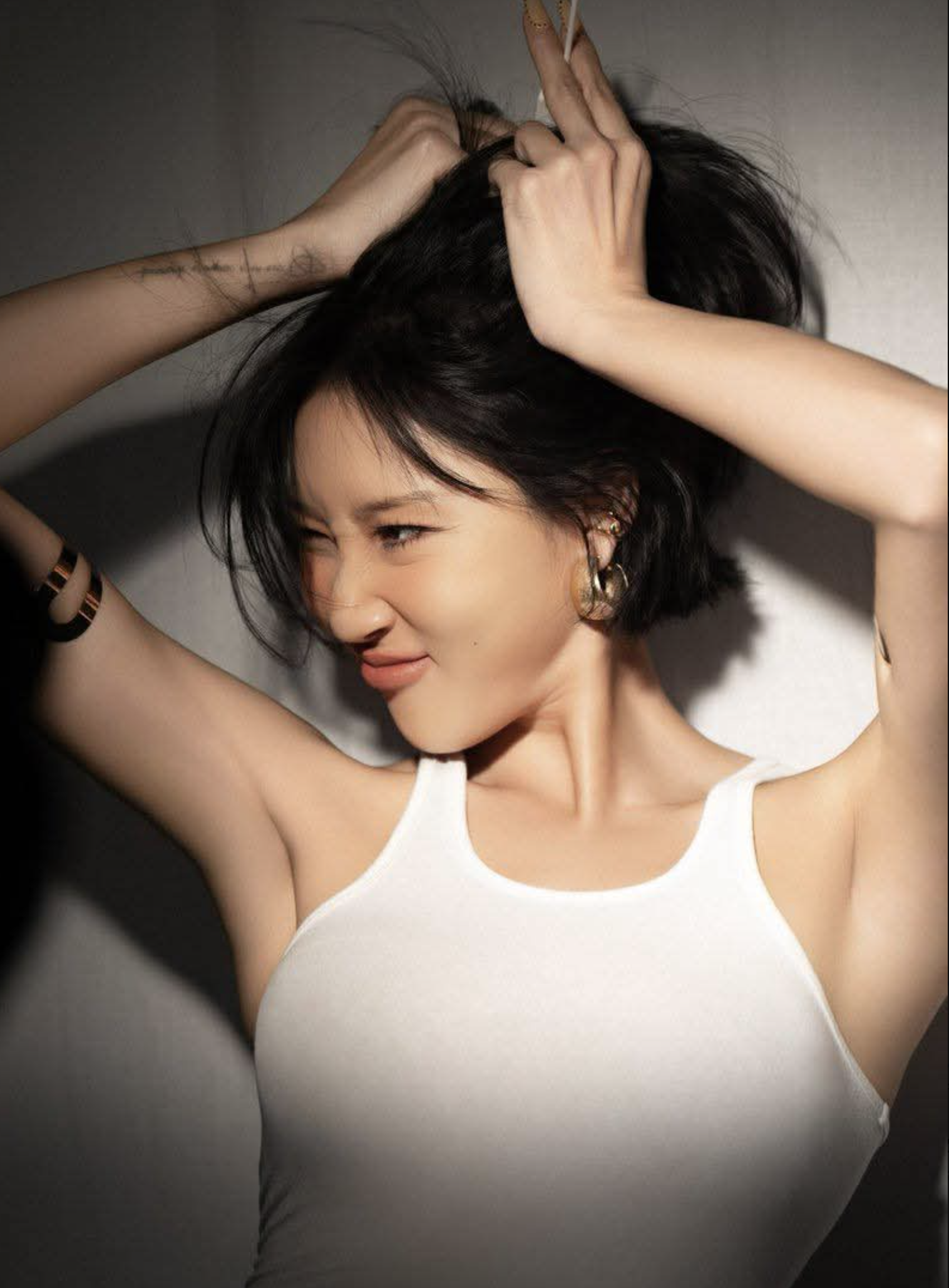 화사 신곡 콘셉트를 떠올리게 하는 강렬한 스타일의 화사 모습