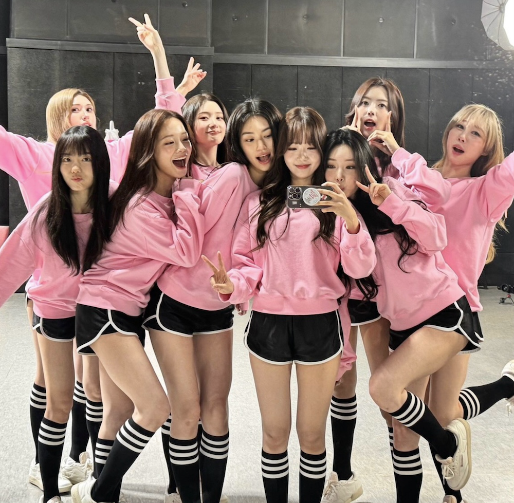 진짜 돌아왔다…아이오아이 컴백, 9년 만 완전체 ‘LOOP’로 다시 시작 | 이슈모어 아이오아이 컴백 연습실 단체 모습