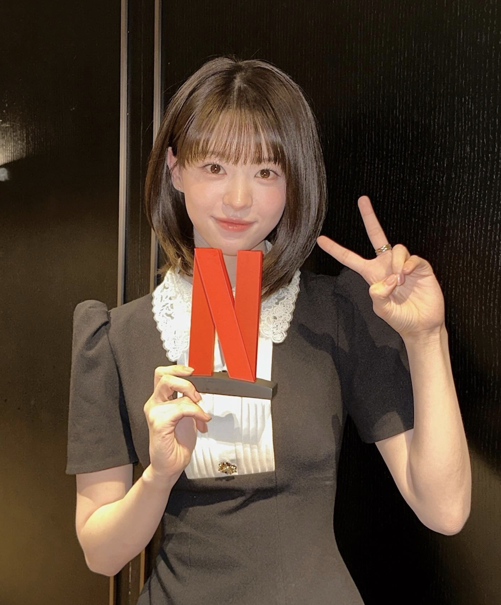 배우 전소영 조용히 치고 올라왔다 넷플릭스 이어 티빙까지 잡은 이유 | 이슈모어 넷플릭스 기리고 행사에 참석한 전소영
