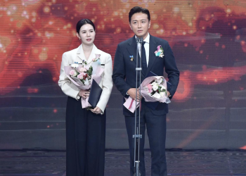 배우 진태현 수상 무대에서 아내 박시은과 함께한 모습
