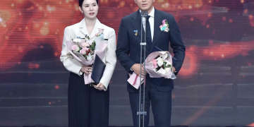 배우 진태현 수상 무대에서 아내 박시은과 함께한 모습