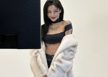 사냥개들2 강민아 포스터 촬영 비하인드 현장에서 강렬한 스타일을 선보이는 모습