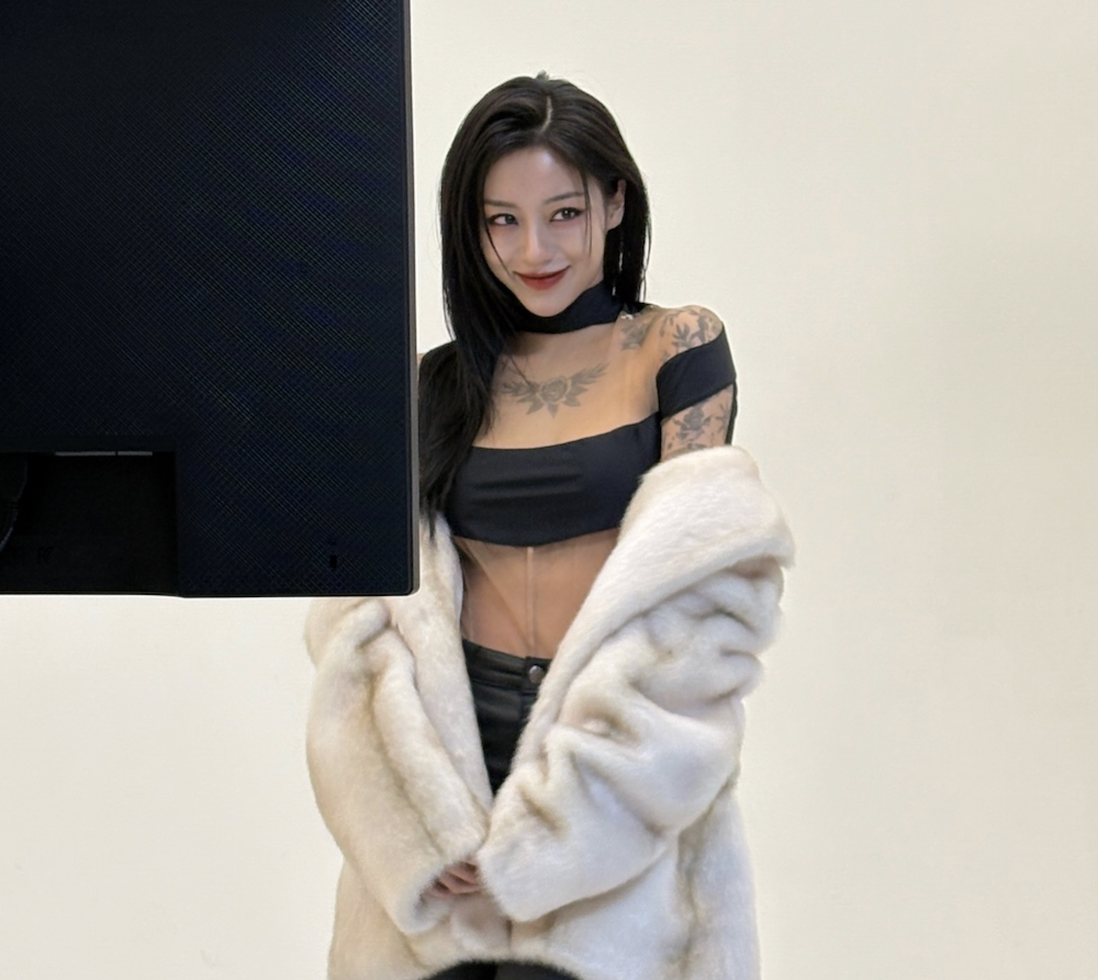 사냥개들2 강민아 포스터 촬영 비하인드 현장에서 강렬한 스타일을 선보이는 모습