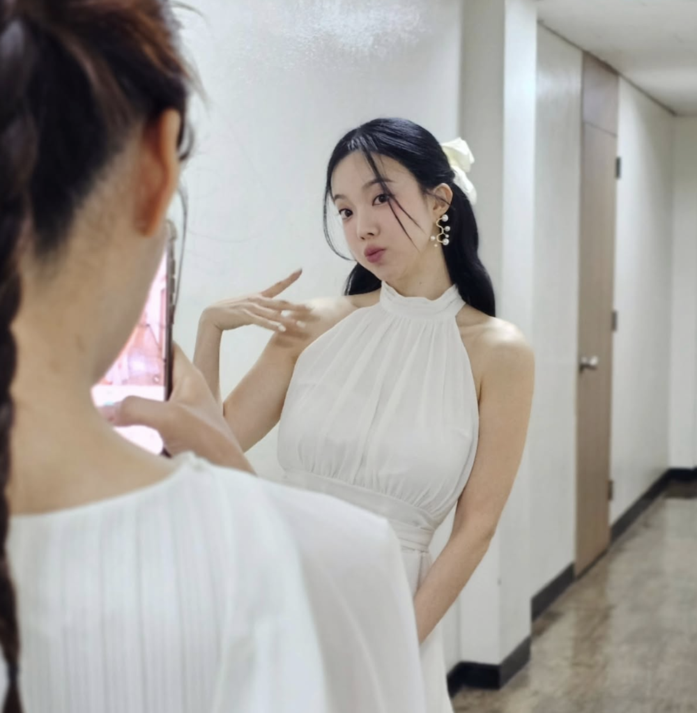 김나희 결혼 발표 개그우먼에서 뮤지컬 배우까지 이어진 인생 전환 | 이슈모어 가요무대 백스테이지에서 포즈를 취하는 김나희