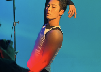배우 이재욱 화보 촬영에서 조명 대비를 활용해 강렬한 포즈를 취하는 모습