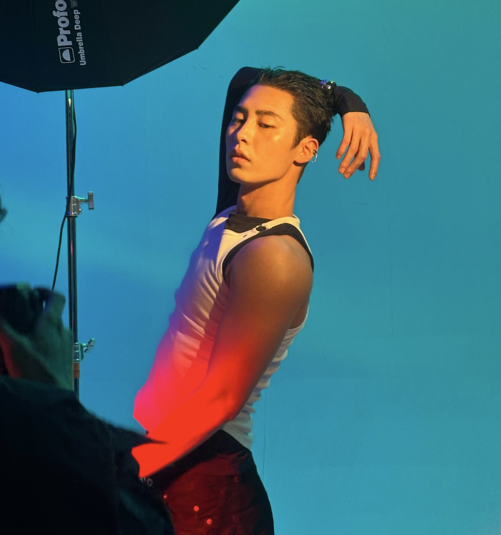 이재욱 화보로 드러난 변화, 차기작 앞두고 분위기 완전히 달라졌다 | 이슈모어 배우 이재욱 화보 촬영에서 조명 대비를 활용해 강렬한 포즈를 취하는 모습