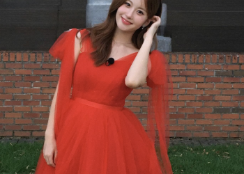 트로트 가수 오유진 일상 촬영에서 붉은 드레스를 입고 밝은 미소를 보이는 모습