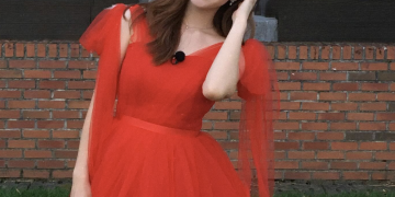 트로트 가수 오유진 일상 촬영에서 붉은 드레스를 입고 밝은 미소를 보이는 모습