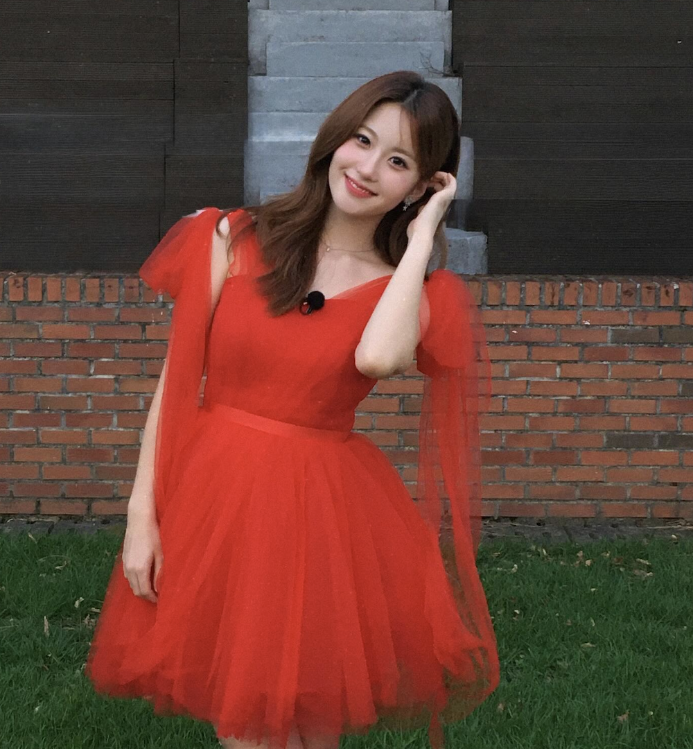 오유진 미스트롯3 이후 완전히 달라졌다, 트로트 시장 중심으로 올라선 현재 위치 | 이슈모어 트로트 가수 오유진 일상 촬영에서 붉은 드레스를 입고 밝은 미소를 보이는 모습