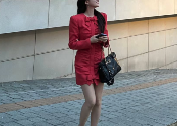 박은빈 일상 벚꽃 거리에서 빨간 미니 드레스 차림으로 걷는 모습