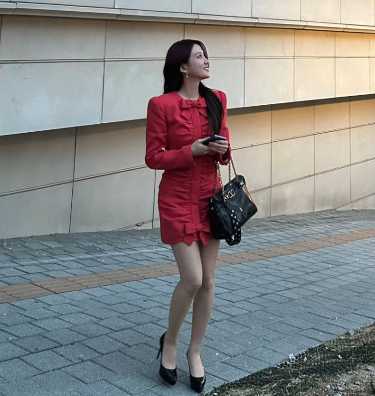 박은빈 일상 벚꽃 거리에서 빨간 미니 드레스 차림으로 걷는 모습