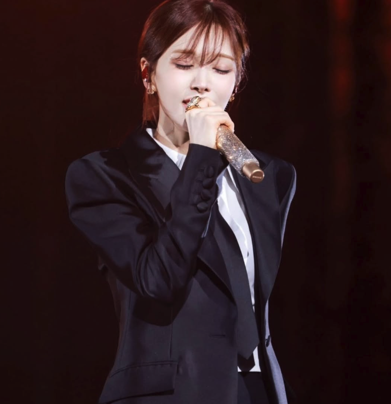 redvelvet wendy black suit