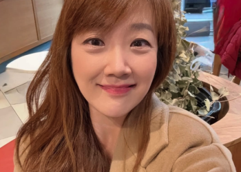 서민정 근황 뉴욕 카페에서 딸을 기다리며 찍은 일상 모습