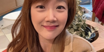 서민정 근황 뉴욕 카페에서 딸을 기다리며 찍은 일상 모습