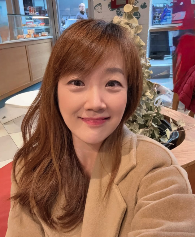 서민정 근황 뉴욕 카페에서 딸을 기다리며 찍은 일상 모습