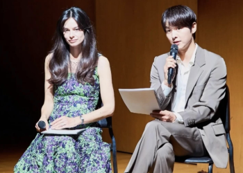 송중기 케이티 공연 무대 함께 앉아 있는 모습