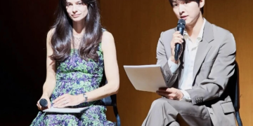 송중기 케이티 공연 무대 함께 앉아 있는 모습