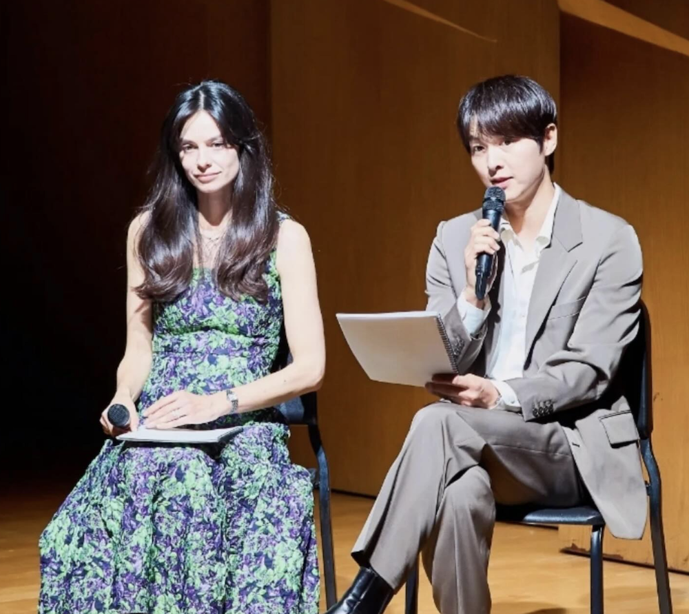 송중기 케이티 공연 무대 함께 앉아 있는 모습