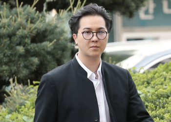 송민호 징역 구형 이후 법원 출두 모습